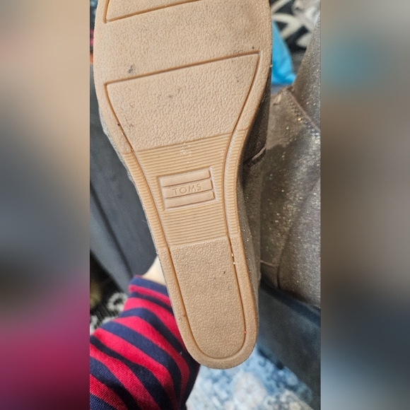 TOMS Kala Gunmetal Star Suede Oxford Bootie. Size 8 Like New - Picture 14 of 15